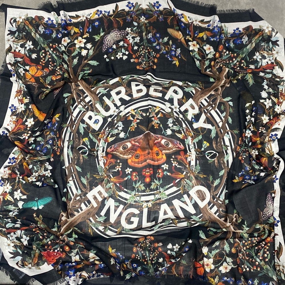 Authentic BNWT Burberry Wool and Silk Nature Scarf